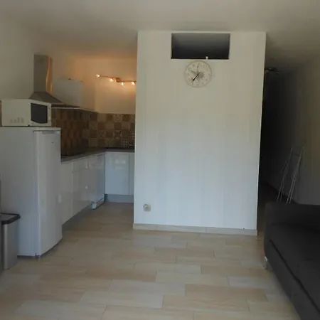 Appt 3 Pieces 35m2 Avec Terrasse 18m2 Ref 4057 アパート