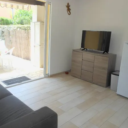 Appt 3 Pieces 35m2 Avec Terrasse 18m2 Ref 4057 アパート *