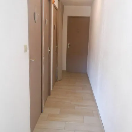 Appt 3 Pieces 35m2 Avec Terrasse 18m2 Ref 4057 アパート